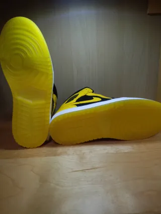 Air Jordan 1 Mid SE Negro Amarillo