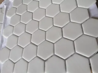 Mosaico hexagonal blanco para baño/cocina