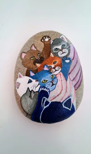 Sasso dipinto a mano con 6 gatti