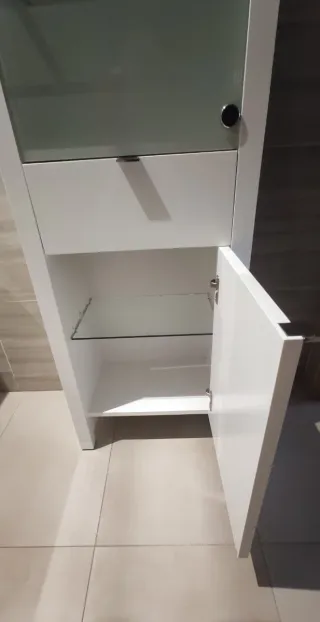 Mueble de baño blanco con cristal