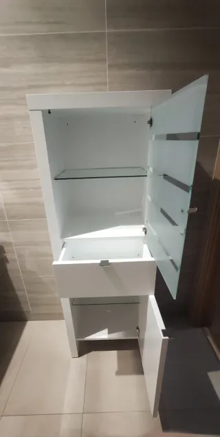 Mueble de baño blanco con cristal
