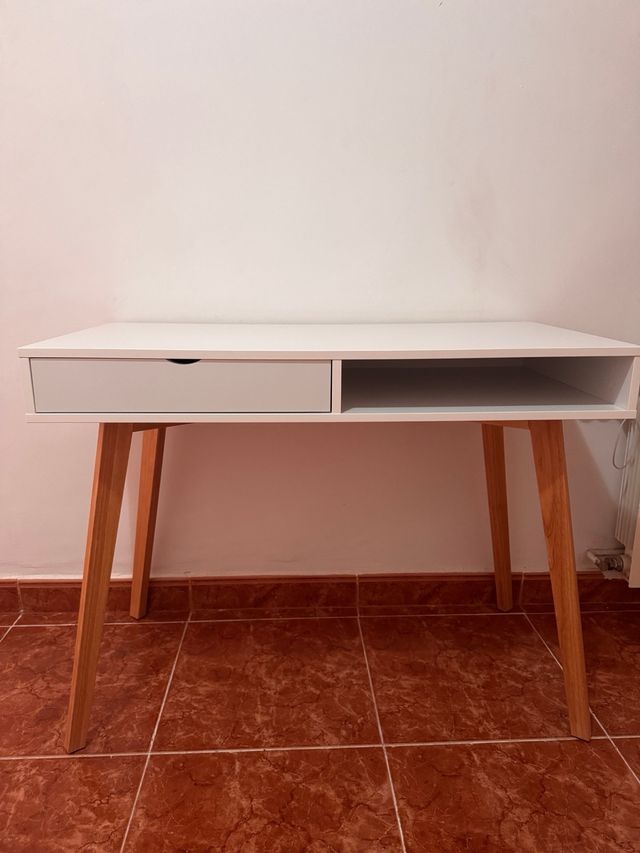 Mesa escritorio blanca y madera