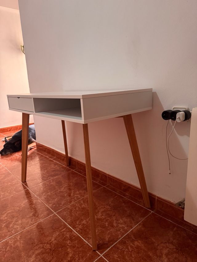 Mesa escritorio blanca y madera
