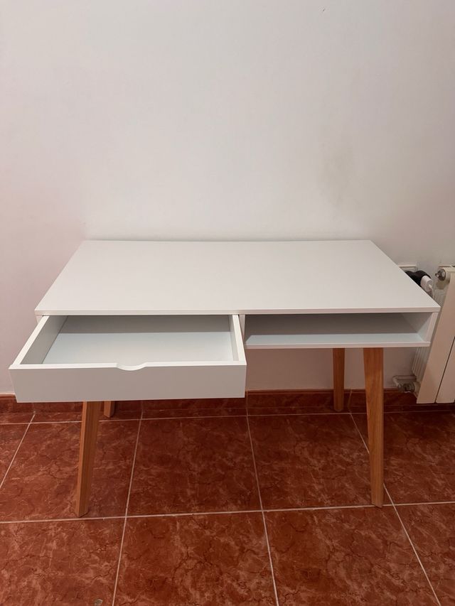 Mesa escritorio blanca y madera
