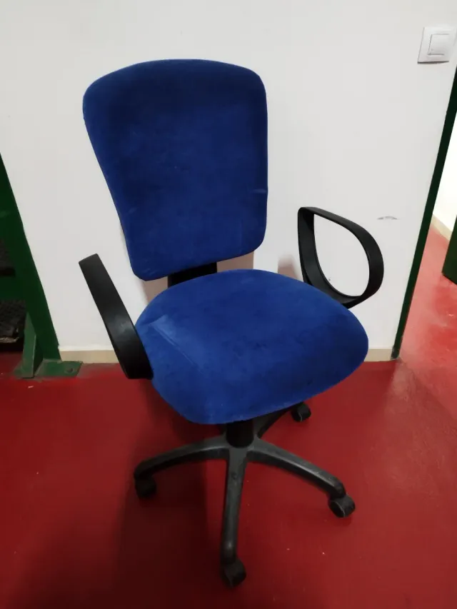 Silla de oficina azul y negra