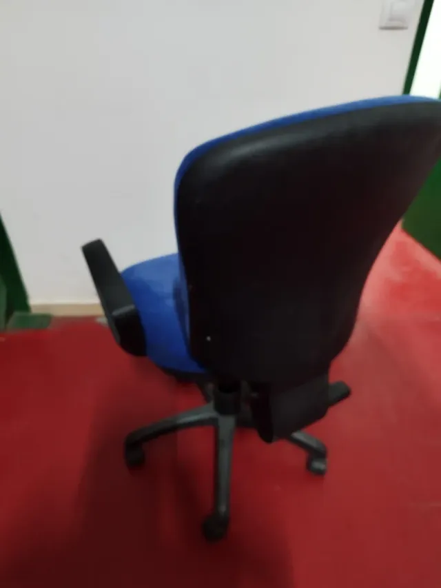 Silla de oficina azul y negra