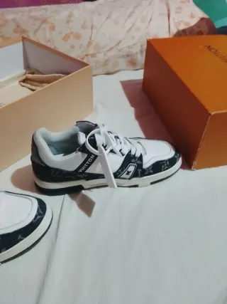 Zapatillas Louis Vuitton Negras y Blancas