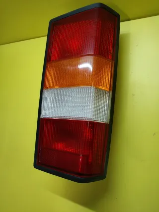 PILOTO TRASERO DERECHO NISSAN TRADE