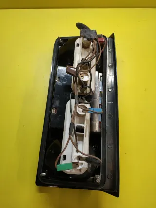 PILOTO TRASERO DERECHO NISSAN TRADE