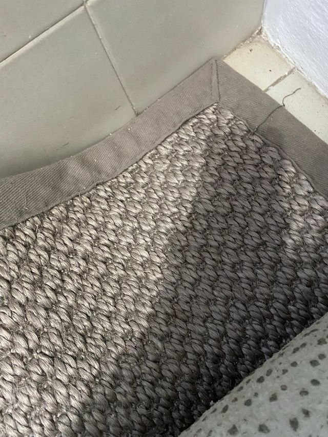 Alfombra de fibra con nudo de coco trenzado.