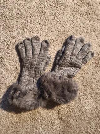 Guantes de lana grises con pelo