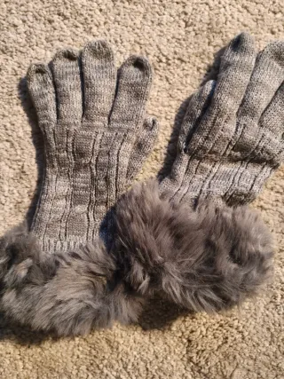 Guantes de lana grises con pelo