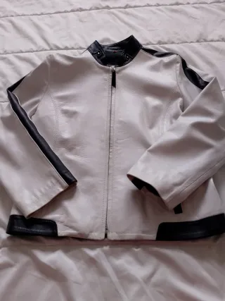 Cazadora de piel de ovino blanca y negra.