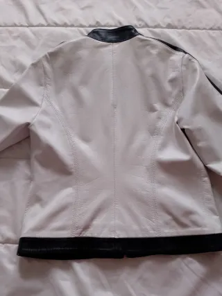 Cazadora de piel de ovino blanca y negra.