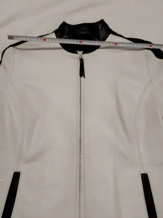 Cazadora de piel de ovino blanca y negra.