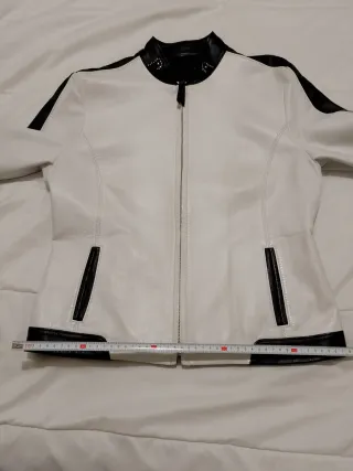 Cazadora de piel de ovino blanca y negra.