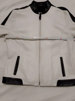 Cazadora de piel de ovino blanca y negra.