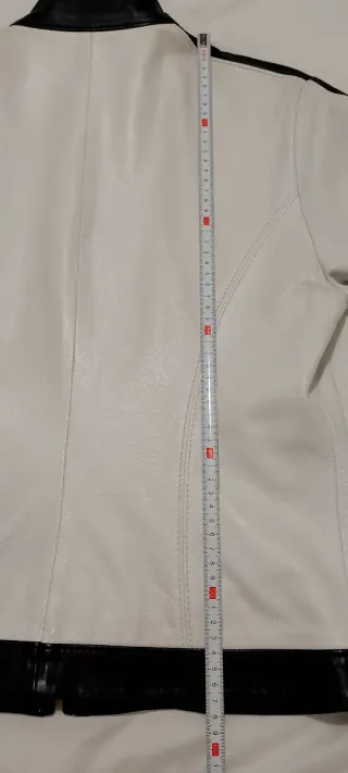 Cazadora de piel de ovino blanca y negra.