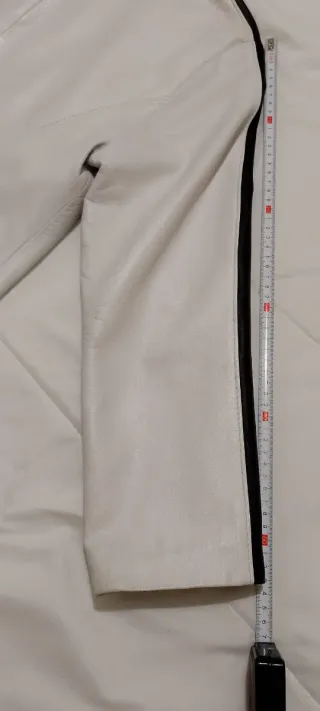 Cazadora de piel de ovino blanca y negra.