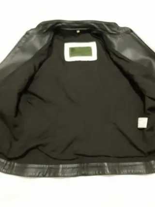 Cazadora de piel de ovino blanca y negra.