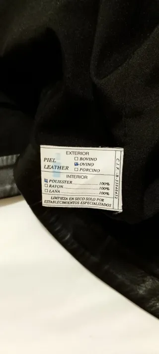 Cazadora de piel de ovino blanca y negra.