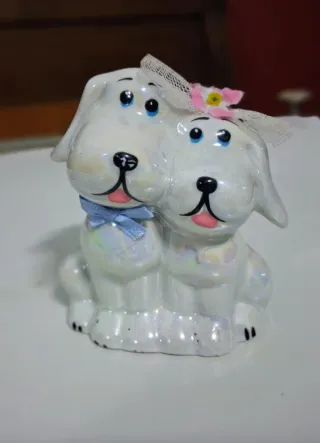 Figura de dos perros blancos