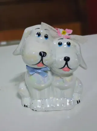 Figura de dos perros blancos