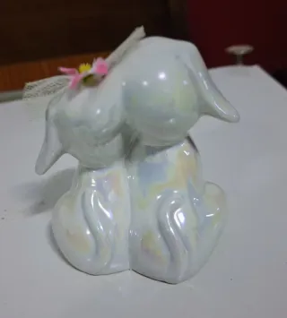 Figura de dos perros blancos