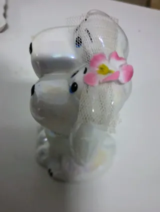 Figura de dos perros blancos