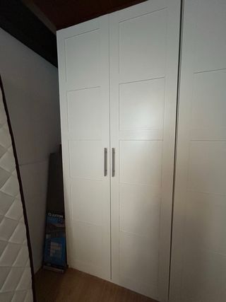 Armario blanco con puertas y estantes