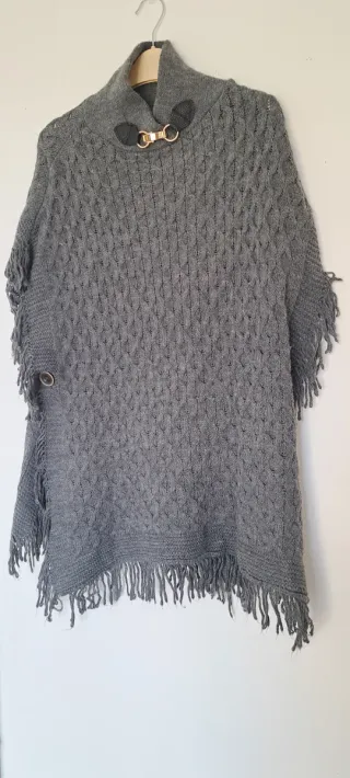 Poncho gris con flecos y broche