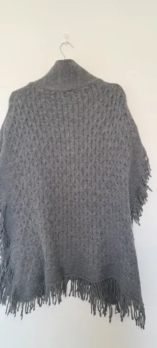 Poncho gris con flecos y broche