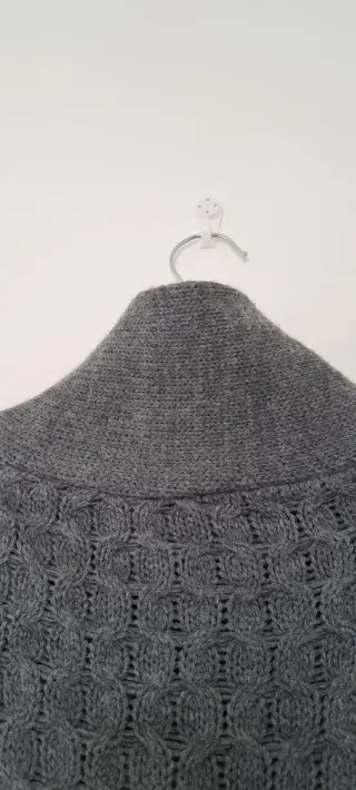 Poncho gris con flecos y broche