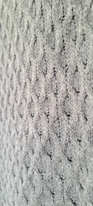 Poncho gris con flecos y broche