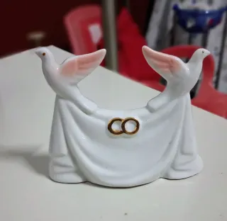 Figura de porcelana con palomas y anillos