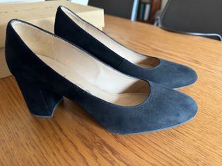 Zapatos de tacón negros ante mujer