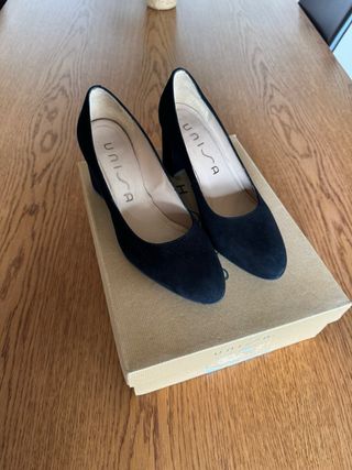 Zapatos de tacón negros ante mujer