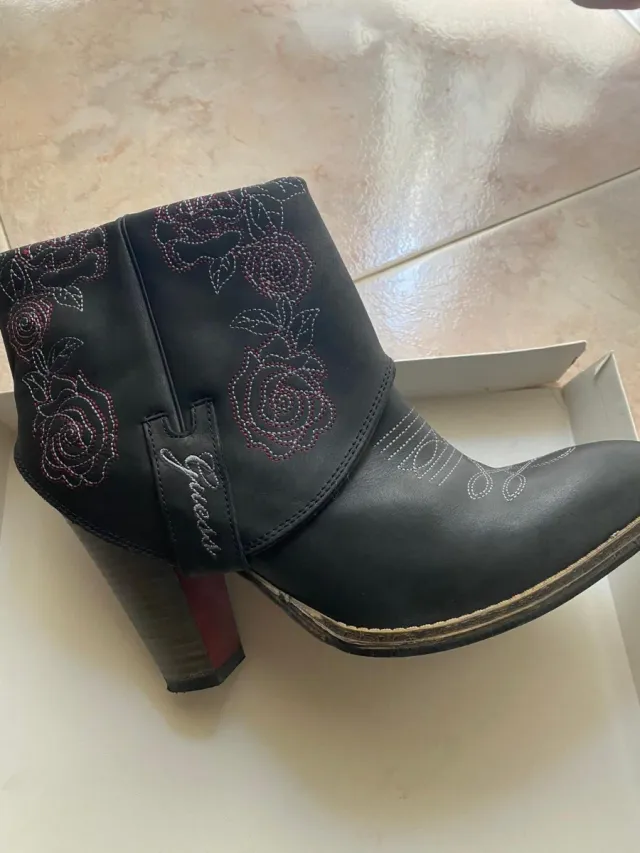 Stivaletti NUOVI Guess neri con ricami rosa