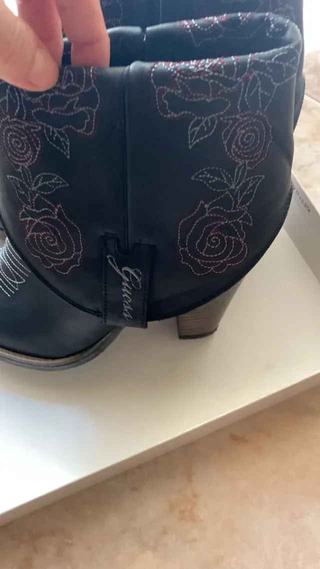 Stivaletti NUOVI Guess neri con ricami rosa