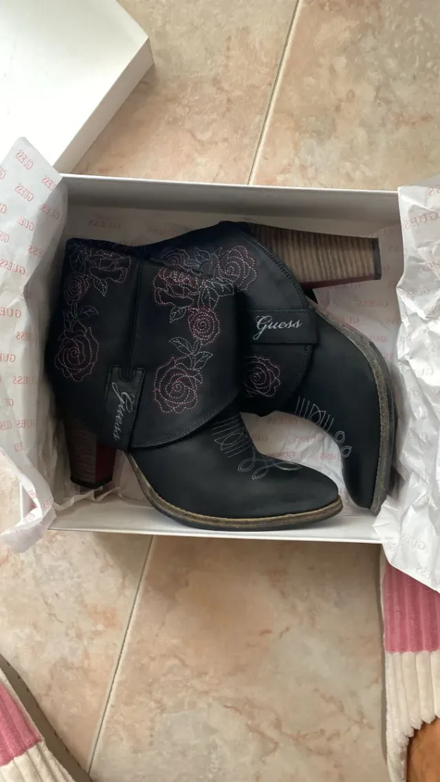 Stivaletti NUOVI Guess neri con ricami rosa