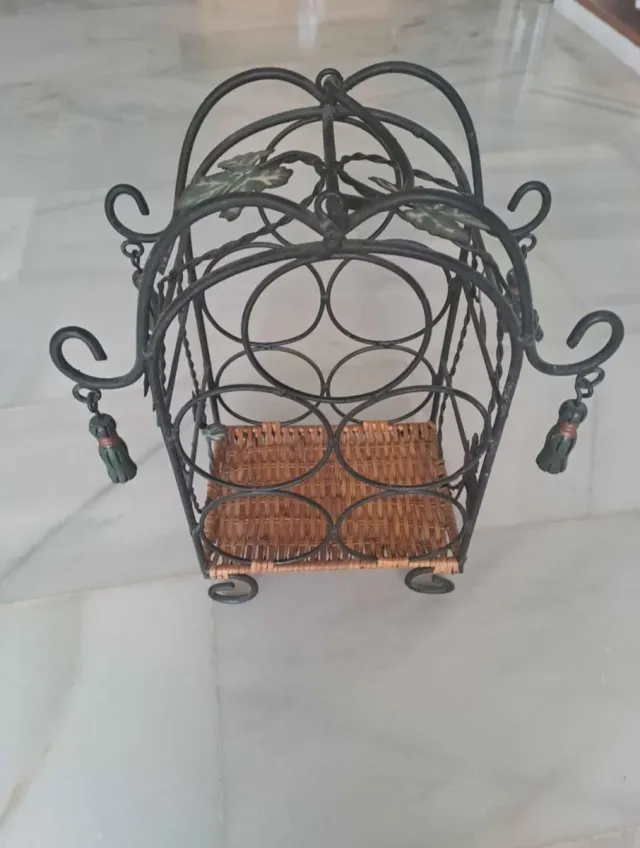Botellero de metal y mimbre