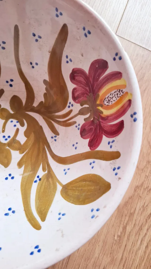 Antico piatto in ceramica dipinto a mano