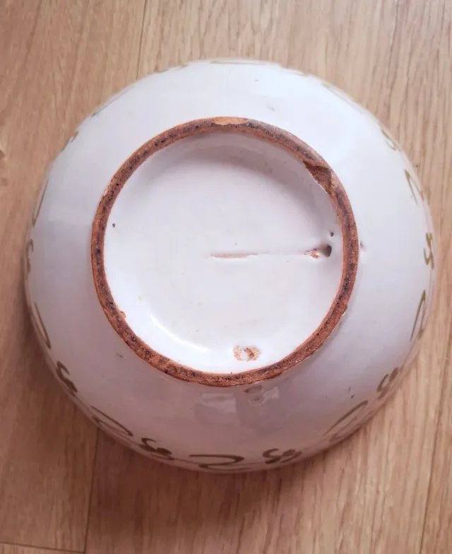 Antico piatto in ceramica dipinto a mano