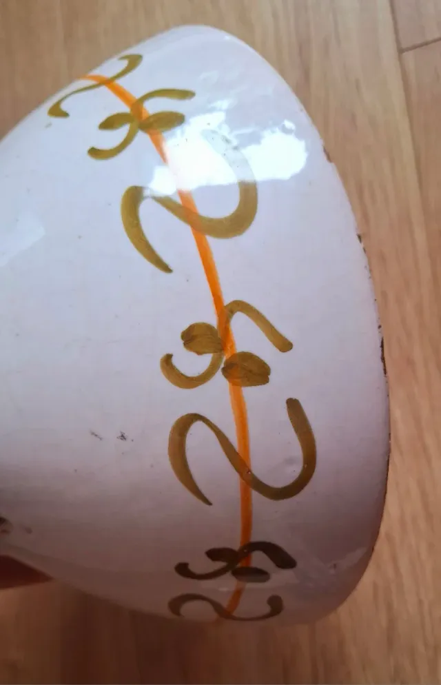 Antico piatto in ceramica dipinto a mano