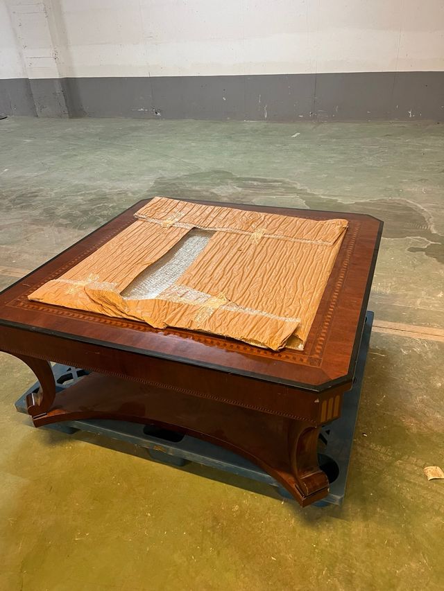 Mesa baja de madera con cristal