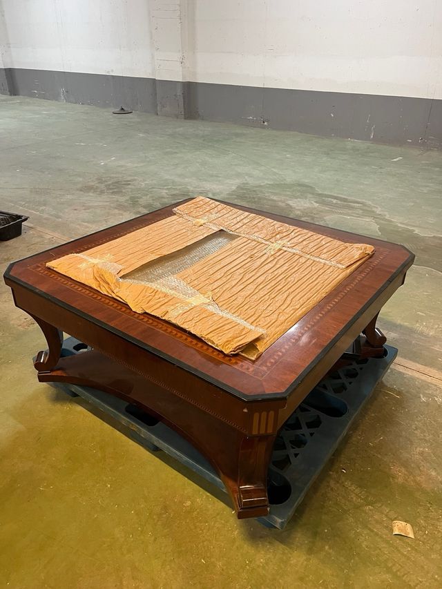 Mesa baja de madera con cristal