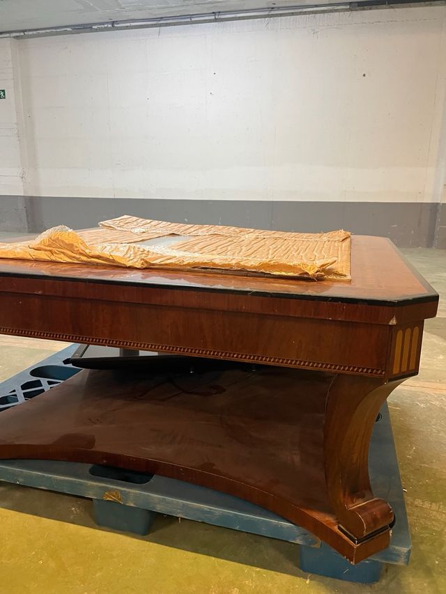 Mesa baja de madera con cristal