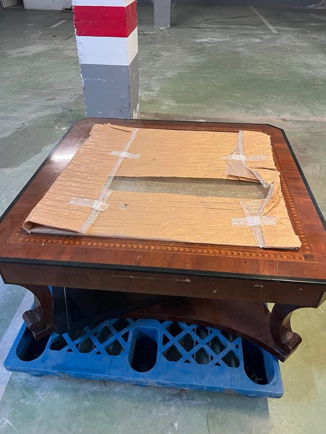 Mesa baja de madera con cristal