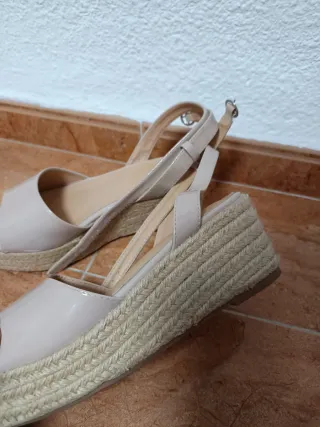 Sandalias cuña beige y rosa