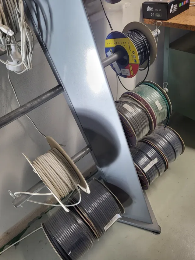 Expositor de cables metálico